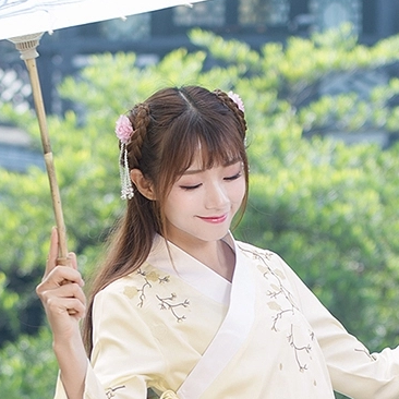 淡黃色漢服帶傘女生頭像，唯美古風(fēng)真人頭像