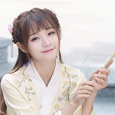 淡黃色漢服帶傘女生頭像，唯美古風(fēng)真人頭像