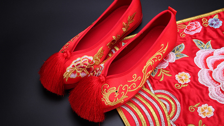 千層平底繡花鞋，流蘇新娘結(jié)婚鞋