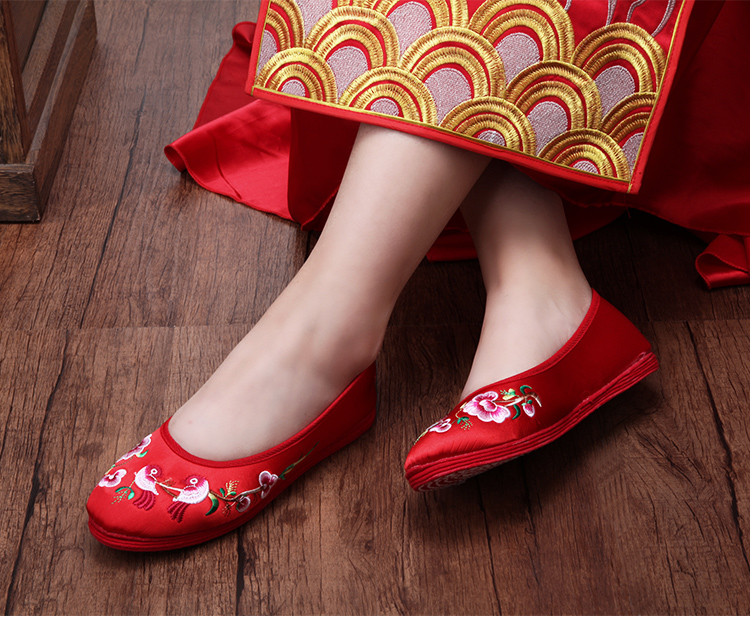 古典福連文苑繡花鞋，兩款刺繡新娘結(jié)婚鞋