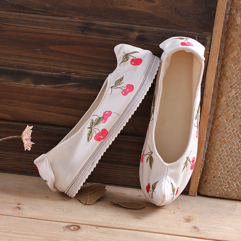 櫻桃刺繡可愛翹頭鞋，復(fù)古傳統(tǒng)繡花鞋