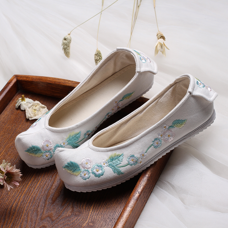 花朵刺繡翹頭鞋，復(fù)古民族風(fēng)繡花鞋