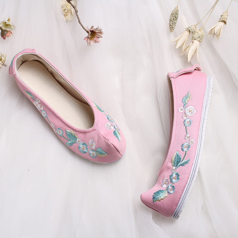 花朵刺繡翹頭鞋，復(fù)古民族風(fēng)繡花鞋