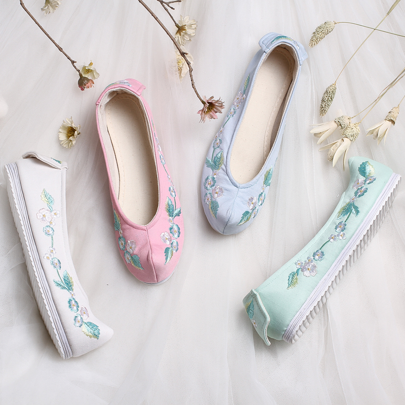 花朵刺繡翹頭鞋，復(fù)古民族風(fēng)繡花鞋
