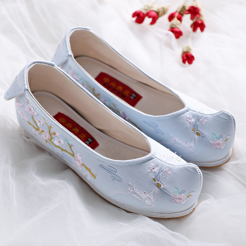 梅花鹿刺繡內(nèi)增高翹頭鞋，復(fù)古繡花鞋