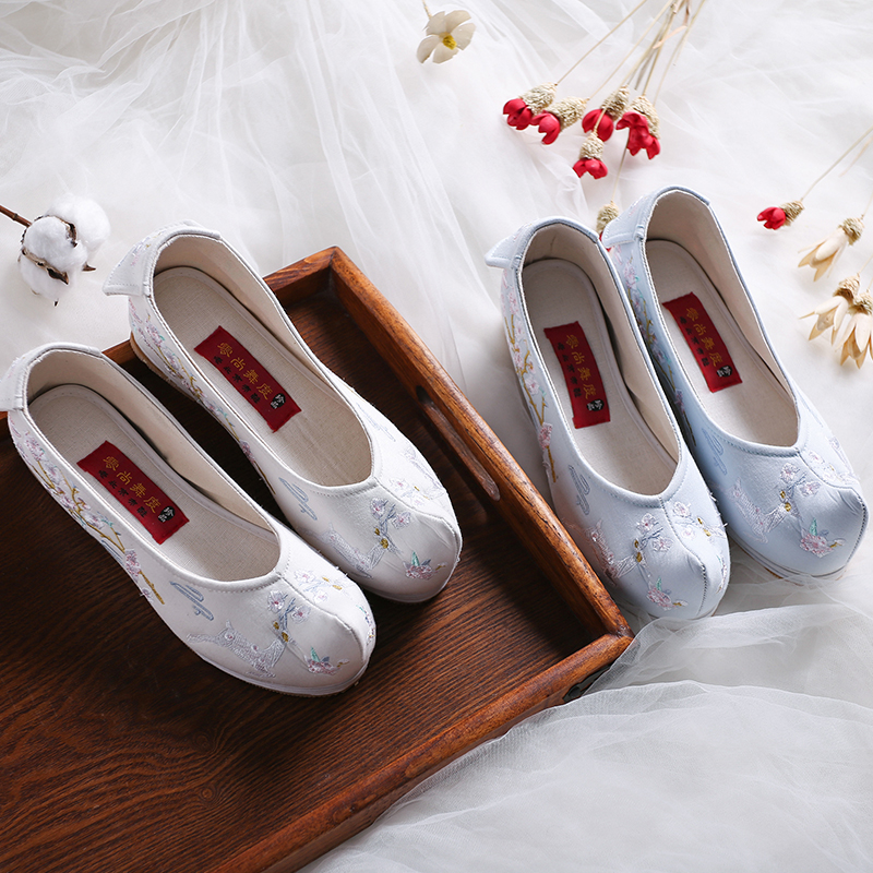 梅花鹿刺繡內(nèi)增高翹頭鞋，復(fù)古繡花鞋