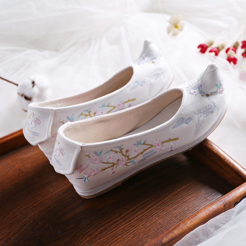 梅花鹿刺繡內(nèi)增高翹頭鞋，復(fù)古繡花鞋