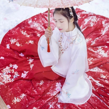 雪中團(tuán)花帶傘女子頭像，唯美古真人頭像
