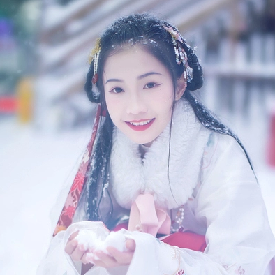 雪中團(tuán)花帶傘女子頭像，唯美古真人頭像