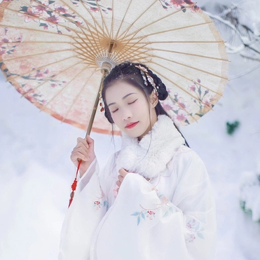 雪中團(tuán)花帶傘女子頭像，唯美古真人頭像