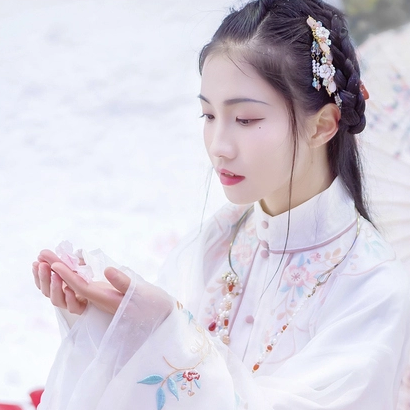 雪中團(tuán)花帶傘女子頭像，唯美古真人頭像