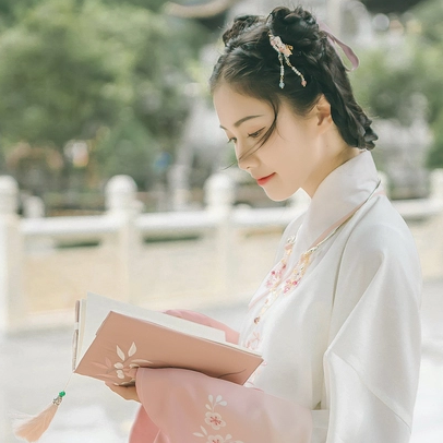 粉嫩提燈少女頭像，唯美古真人頭像