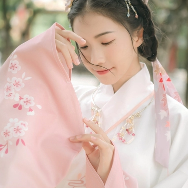 粉嫩提燈少女頭像，唯美古真人頭像