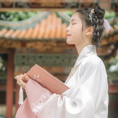 粉嫩提燈少女頭像，唯美古真人頭像