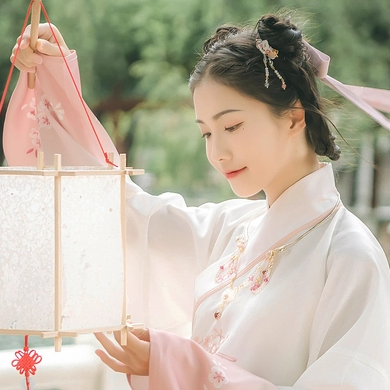 粉嫩提燈少女頭像，唯美古真人頭像