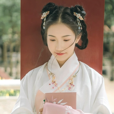 粉嫩提燈少女頭像，唯美古真人頭像