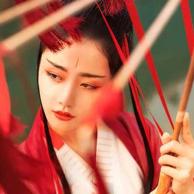 紅衣女子霸氣喝酒頭像，唯美古風(fēng)真人頭像