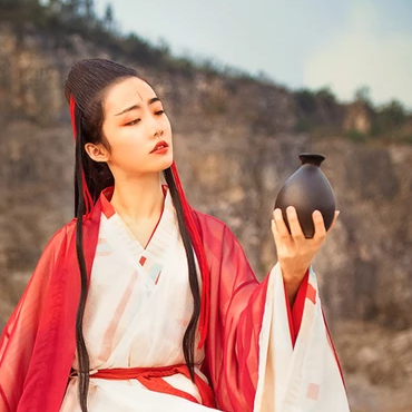 紅衣女子霸氣喝酒頭像，唯美古風(fēng)真人頭像