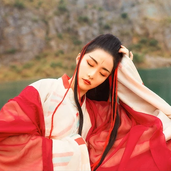 紅衣女子霸氣喝酒頭像，唯美古風(fēng)真人頭像