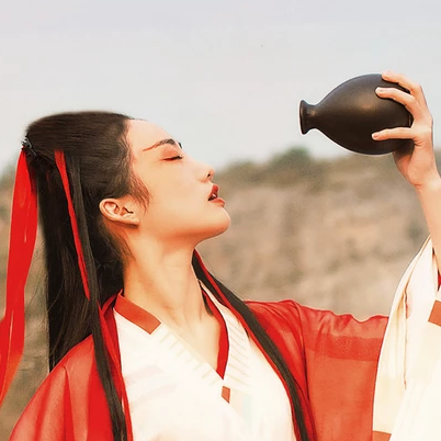 紅衣女子霸氣喝酒頭像，唯美古風(fēng)真人頭像