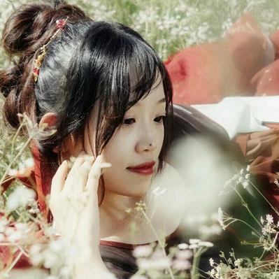 花叢中帶折扇女生頭像，唯美古風真人頭像