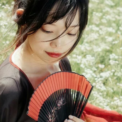 花叢中帶折扇女生頭像，唯美古風真人頭像