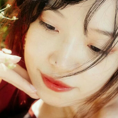 花叢中帶折扇女生頭像，唯美古風真人頭像