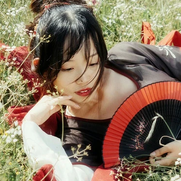 花叢中帶折扇女生頭像，唯美古風真人頭像