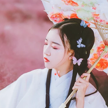 蝶花帶傘女生頭像，唯美古風真人頭像