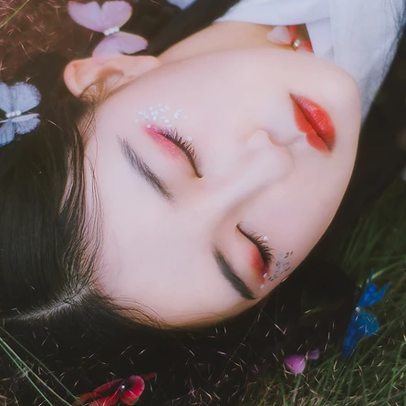 蝶花帶傘女生頭像，唯美古風真人頭像