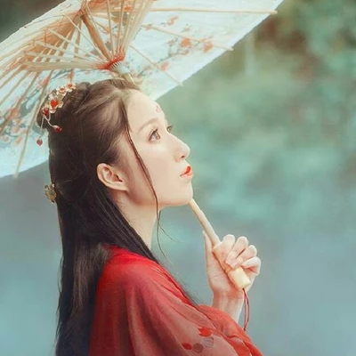 相思紅衣帶傘女生頭像，唯美古風(fēng)真人頭像