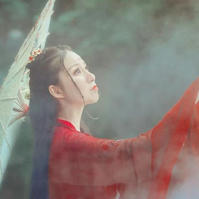 相思紅衣帶傘女生頭像，唯美古風(fēng)真人頭像