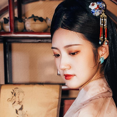 優(yōu)雅復古帶團扇女子頭像，唯美古風真人頭像