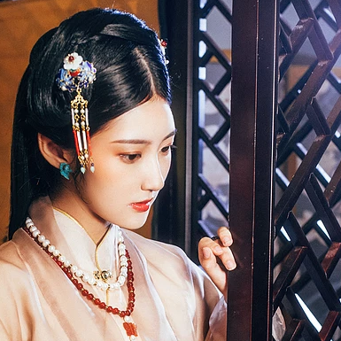 優(yōu)雅復古帶團扇女子頭像，唯美古風真人頭像