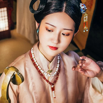 優(yōu)雅復古帶團扇女子頭像，唯美古風真人頭像