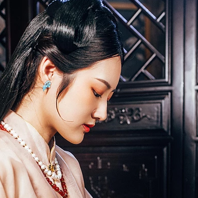 優(yōu)雅復古帶團扇女子頭像，唯美古風真人頭像