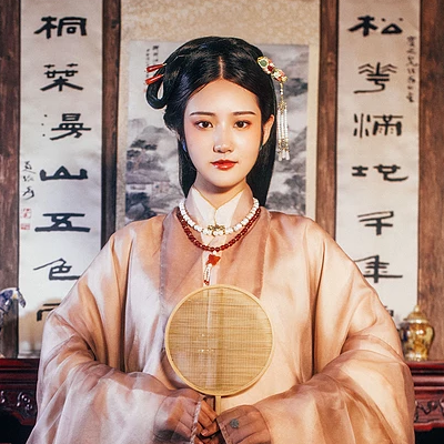 優(yōu)雅復古帶團扇女子頭像，唯美古風真人頭像