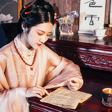 優(yōu)雅復古帶團扇女子頭像，唯美古風真人頭像