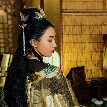 華麗妝容帶團扇女子頭像，唯美古風真人頭像