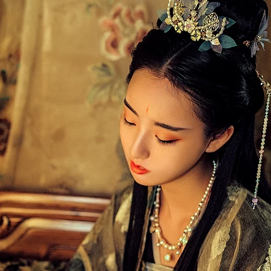 華麗妝容帶團扇女子頭像，唯美古風真人頭像