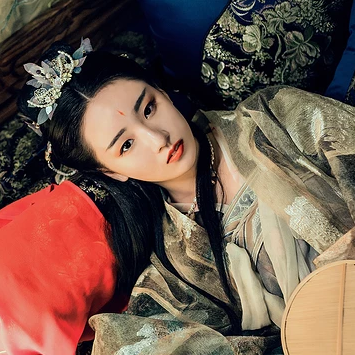 華麗妝容帶團扇女子頭像，唯美古風真人頭像