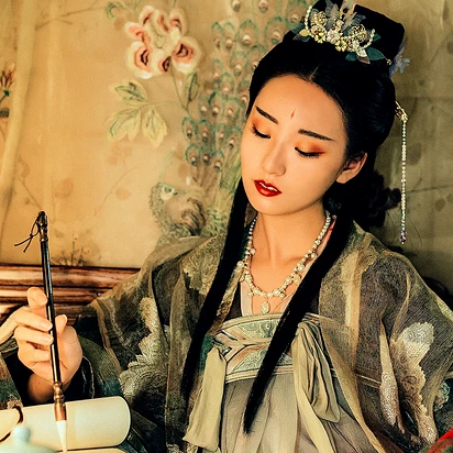 華麗妝容帶團扇女子頭像，唯美古風真人頭像