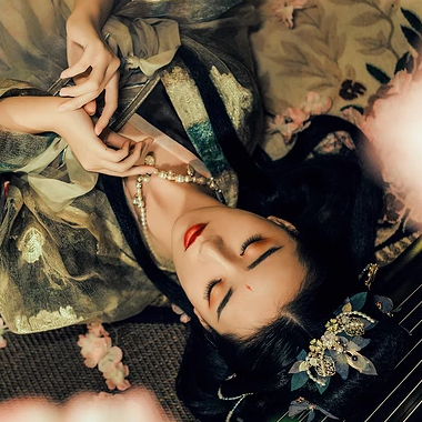 華麗妝容帶團扇女子頭像，唯美古風真人頭像