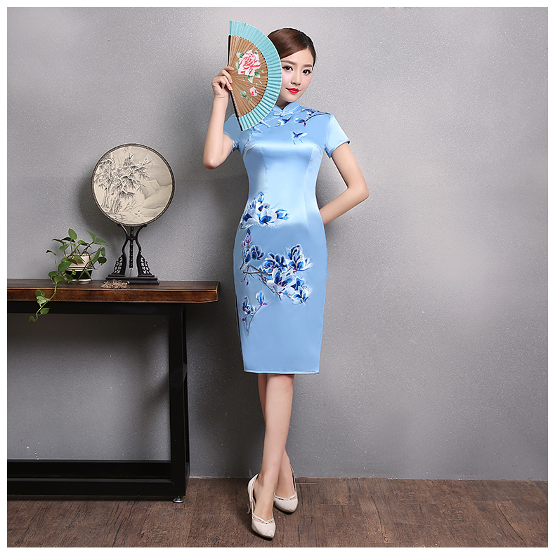 玉蘭香刺繡旗袍，復(fù)古淺藍(lán)色短袖旗袍裙