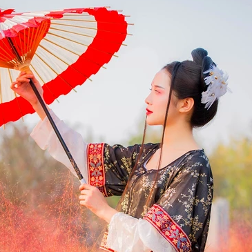 粉黛帶紅傘女生頭像，唯美古風(fēng)真人頭像