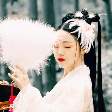 羽毛下雪白衣女生頭像，唯美古風(fēng)真人頭像