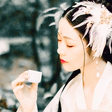 羽毛下雪白衣女生頭像，唯美古風(fēng)真人頭像