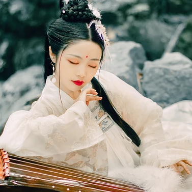 羽毛下雪白衣女生頭像，唯美古風(fēng)真人頭像