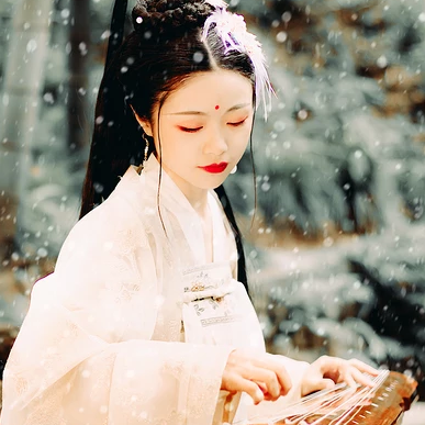 羽毛下雪白衣女生頭像，唯美古風(fēng)真人頭像