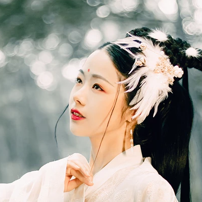 羽毛下雪白衣女生頭像，唯美古風(fēng)真人頭像